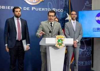 Gobernadora presenta avances fiscales y económicos ante casas acreditadoras en Nueva York
