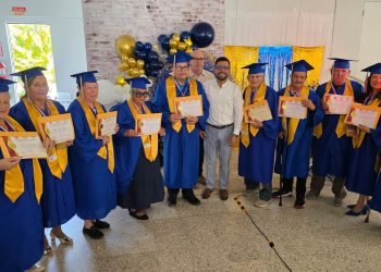Grupo de adultos mayores de Ciales se gradúa de curso de computadora