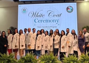 Estudiantes de Doctorado en Práctica de Enfermería con Especialidad en Anestesia de la Escuela de Enfermería de Ciencias Médicas reciben sus Batas Blancas  