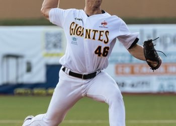 Matt Givin a la loma por los Gigantes en el inicio de la semifinal