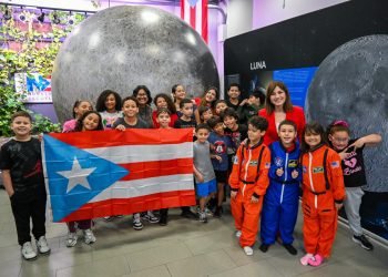 Estudiantes de Nuestra Escuela aprenden con Ada Monzón sobre misión lunar Artemis 2