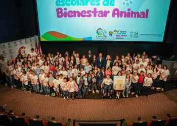 Alcalde de Caguas, William E. Miranda Torres, juramenta a los estudiantes miembros de los Clubes Escolares de Bienestar Animal   