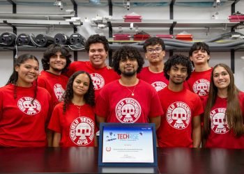 Alumnos de la Escuela Secundaria de la UPR triunfan en concurso de la NASA