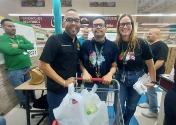 30 niños y jóvenes con autismo hacen su primera compra en un supermercado como parte de su vida independiente
